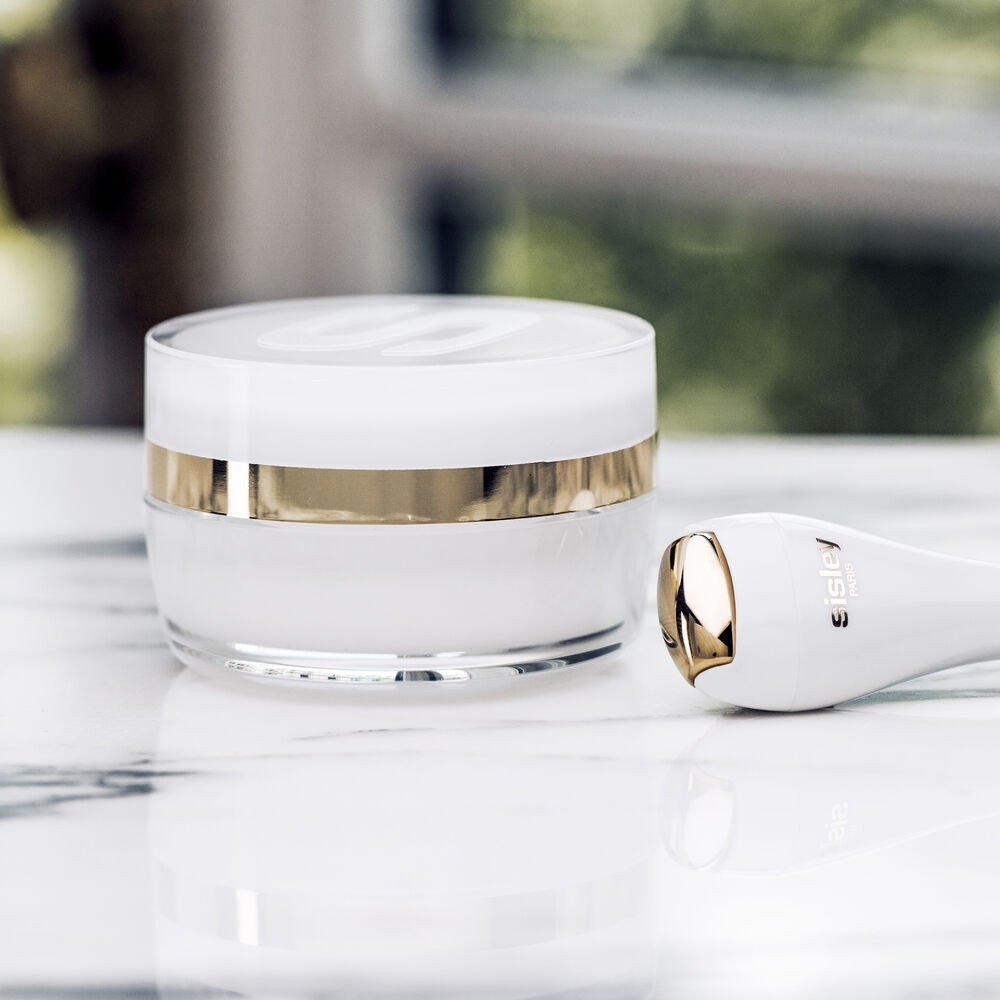 Крем для лица sisleÿa l'intégral anti-âge crème contour des yeux et lèvres Sisley, объем 15 мл — фото 2