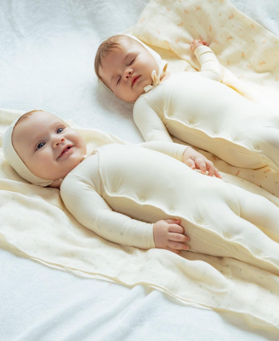 Детский комбинезон-пижама с цветочным рисунком и бамбуковой вставкой NoggiWear, Ivory / blue floral — фото 3