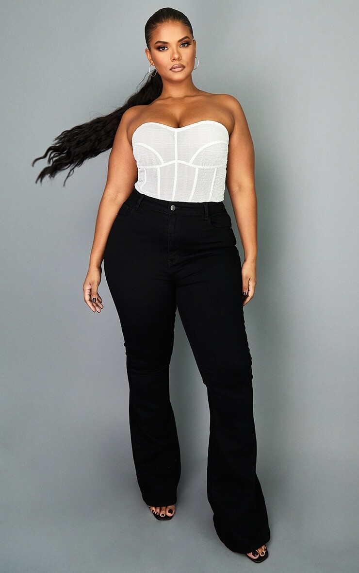 

PrettyLittleThing Плюс черные джинсовые джинсы-клеш