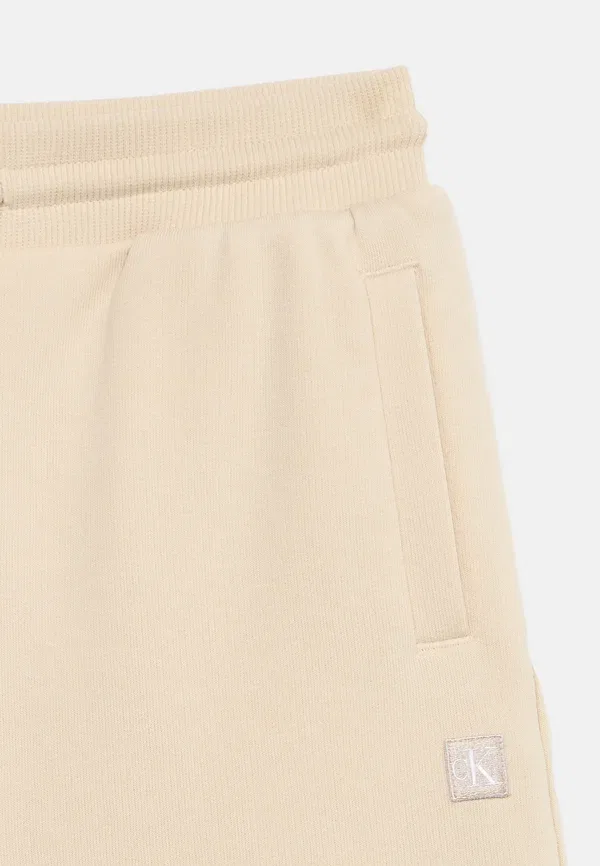 Спортивные штаны с мини-нашивкой Calvin Klein Jeans, цвет овсяный — фото 4