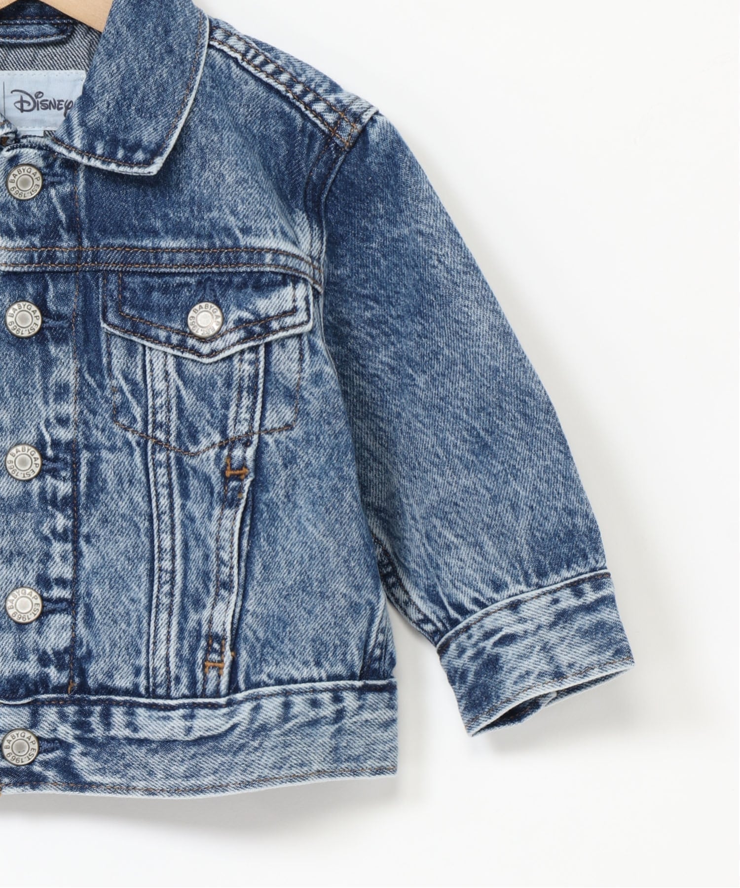Джинсовая куртка BabyGap x Disney с изображением Микки Мауса GAP, MEDIUM_WASH — фото 4