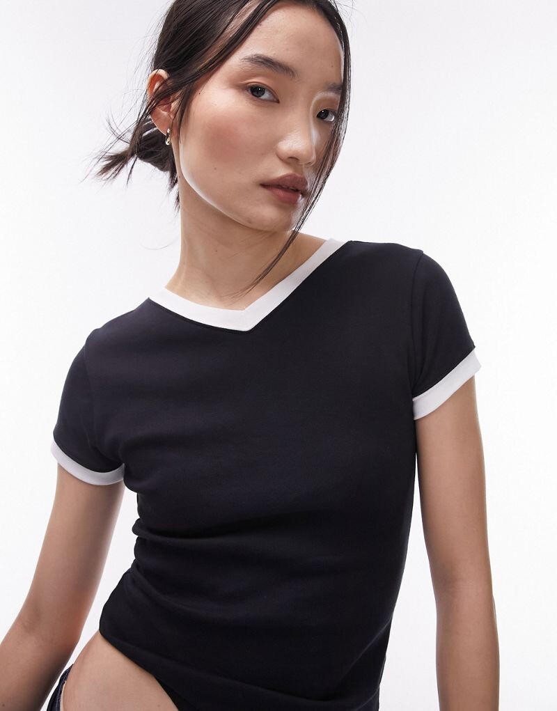 

Topshop — черная удлиненная футболка с контрастным V-образным вырезом