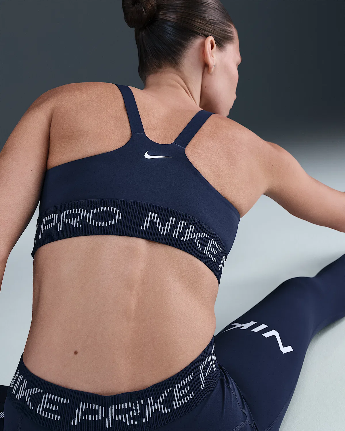 Женский спортивный бюстгальтер Nike Pro с легкой поддержкой без поролона, Midnight Navy/Football Grey/White — фото 2
