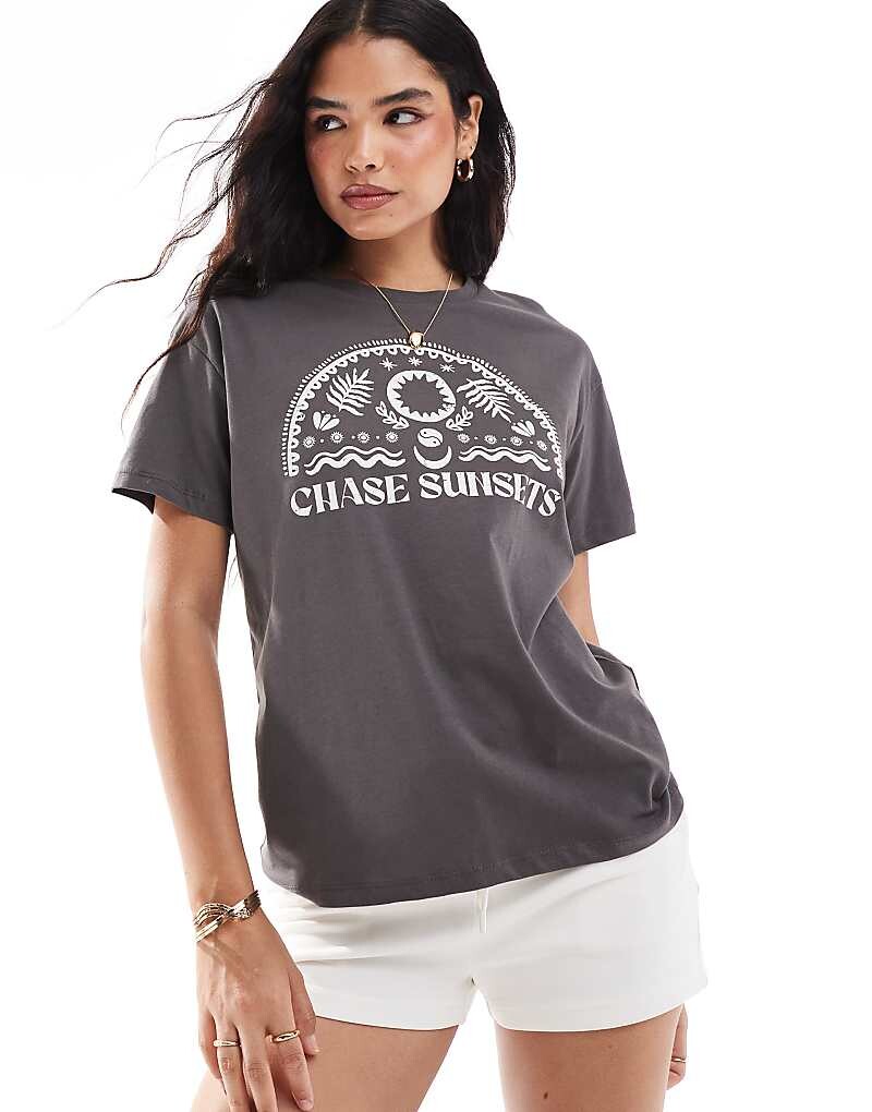 

Серая футболка с рисунком Chase Sunsets Pull&Bear