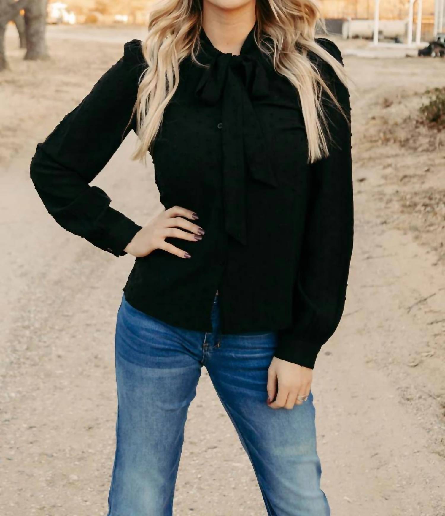

Футболка Business Babe Top в черном цвете Sterling Kreek