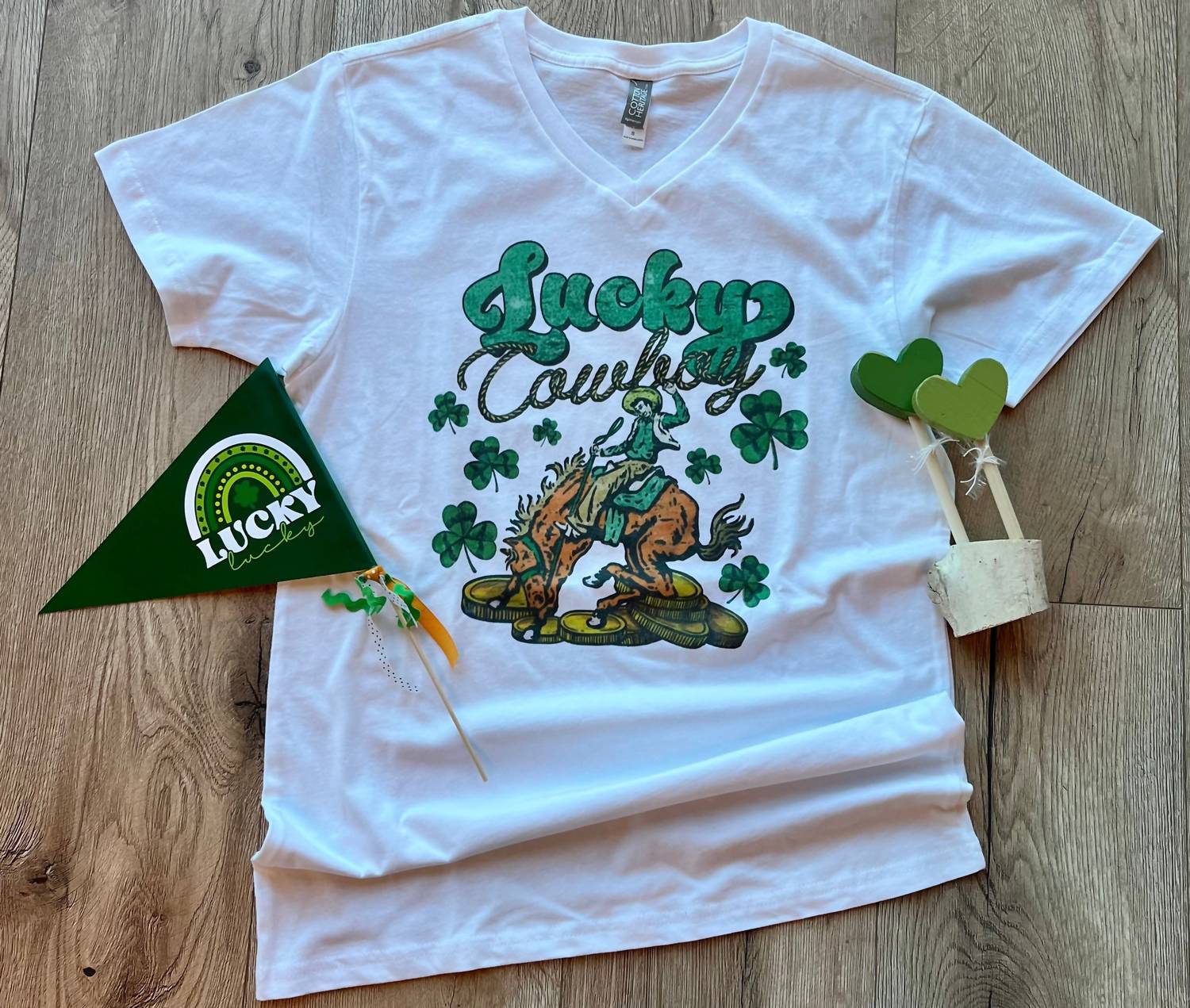 

Женская футболка с принтом Lucky Cowboy белого цвета Caramelo Trend