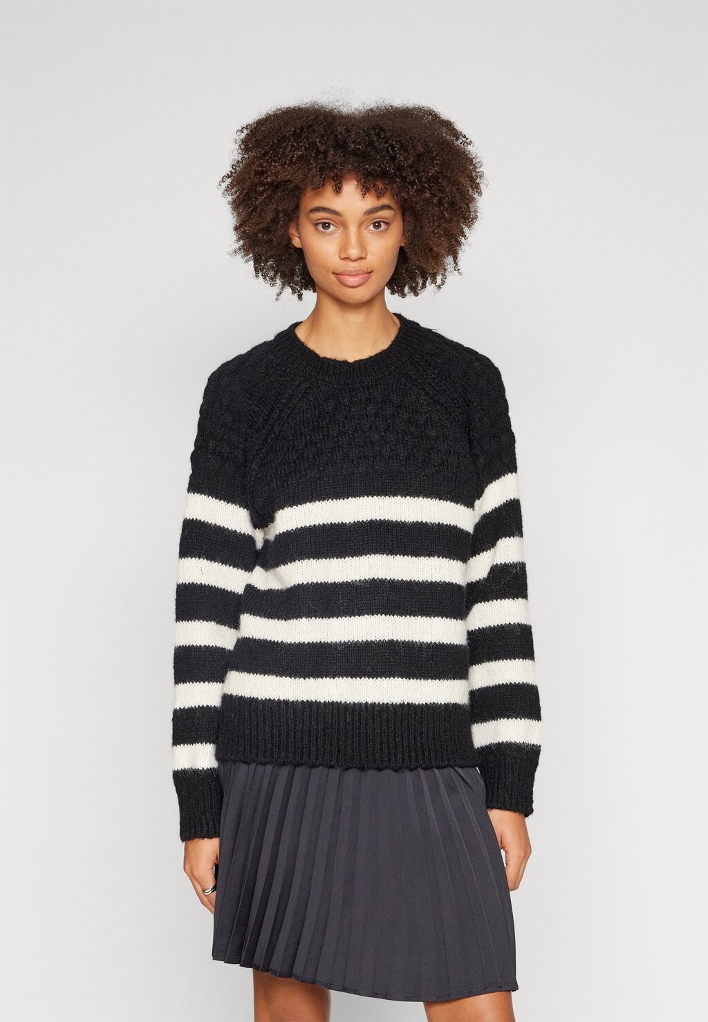 

Свитшот ONLY ONLBILLIE LIFE STRIPE O-NECK, цвет black/cloud dancer