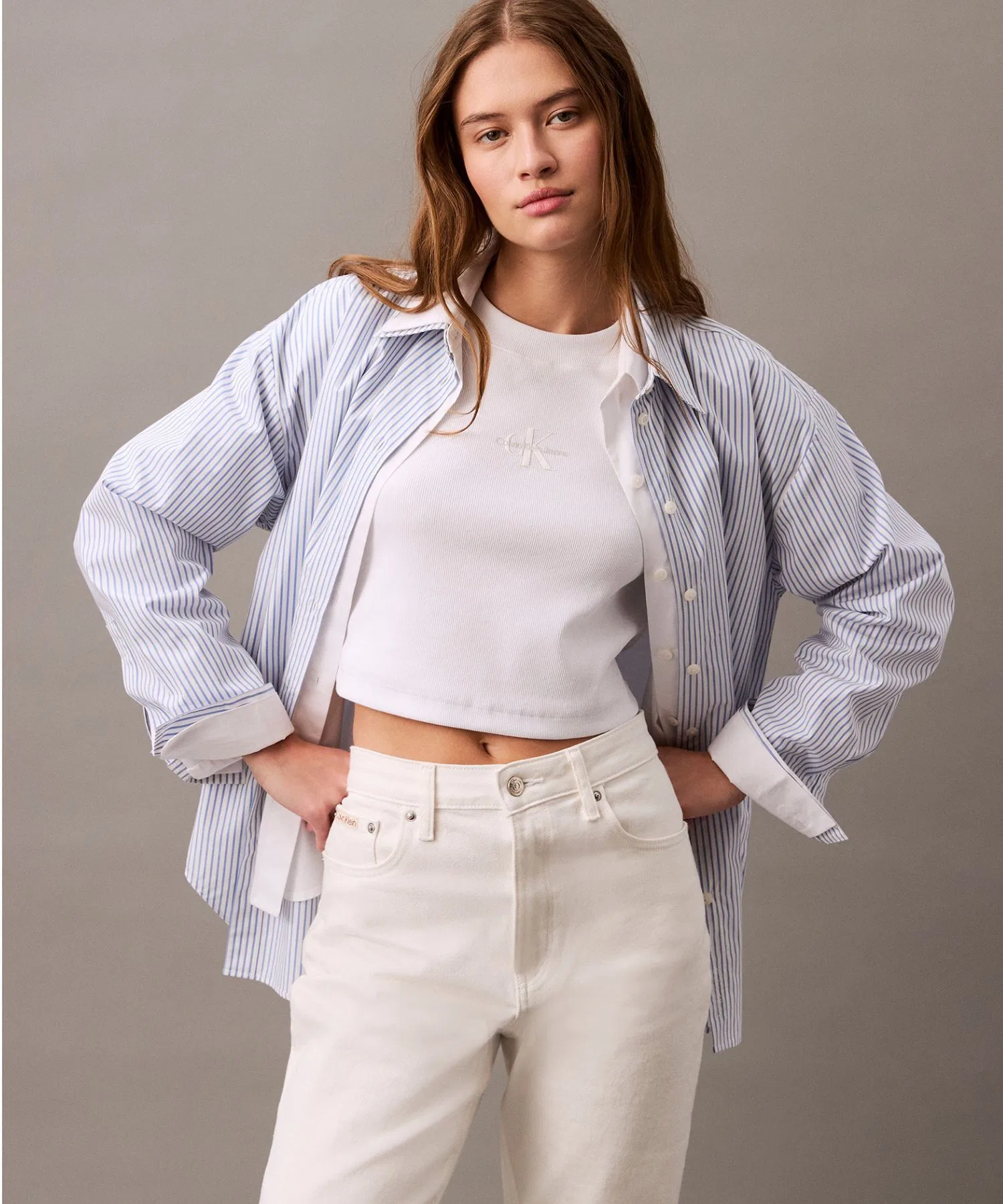 Женская футболка Calvin Klein с монограммой, укороченная, белая