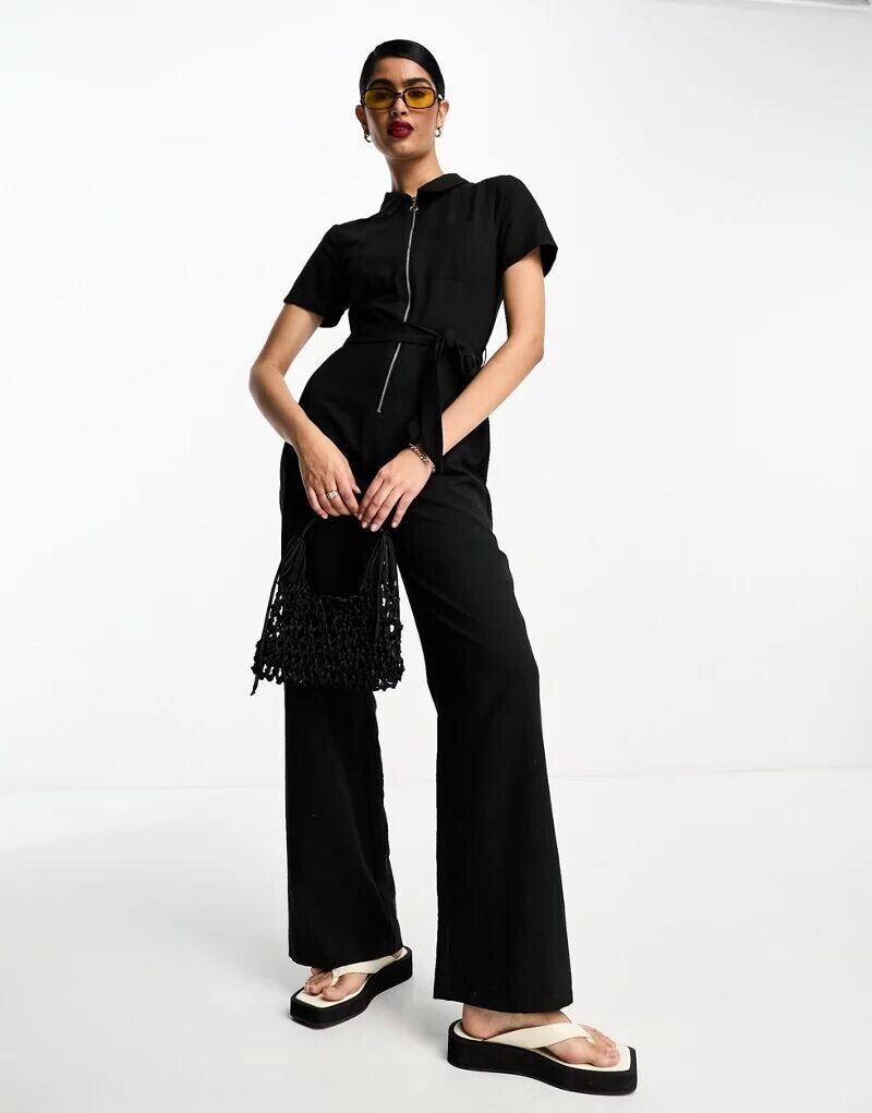 

Черный мягкий комбинезон с поясом Miss Selfridge
