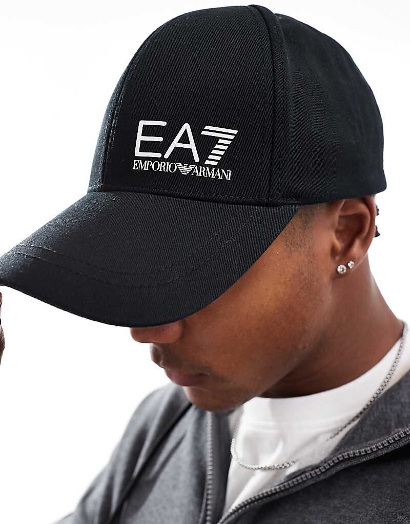

EA7 – Черная бейсболка и логотип