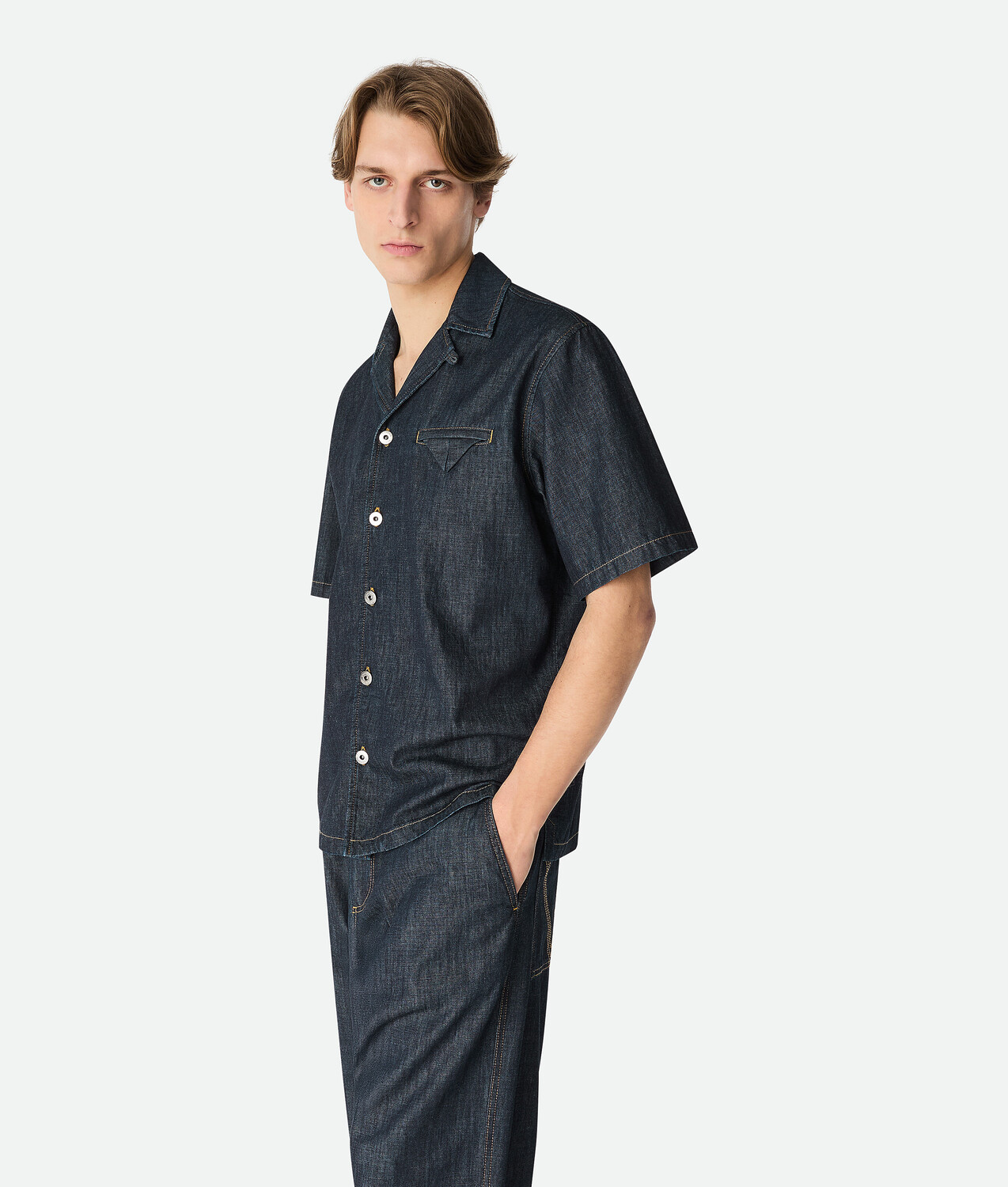 Rinsed indigo straight denim shirt BOTTEGA VENETA, индиго — фото 2