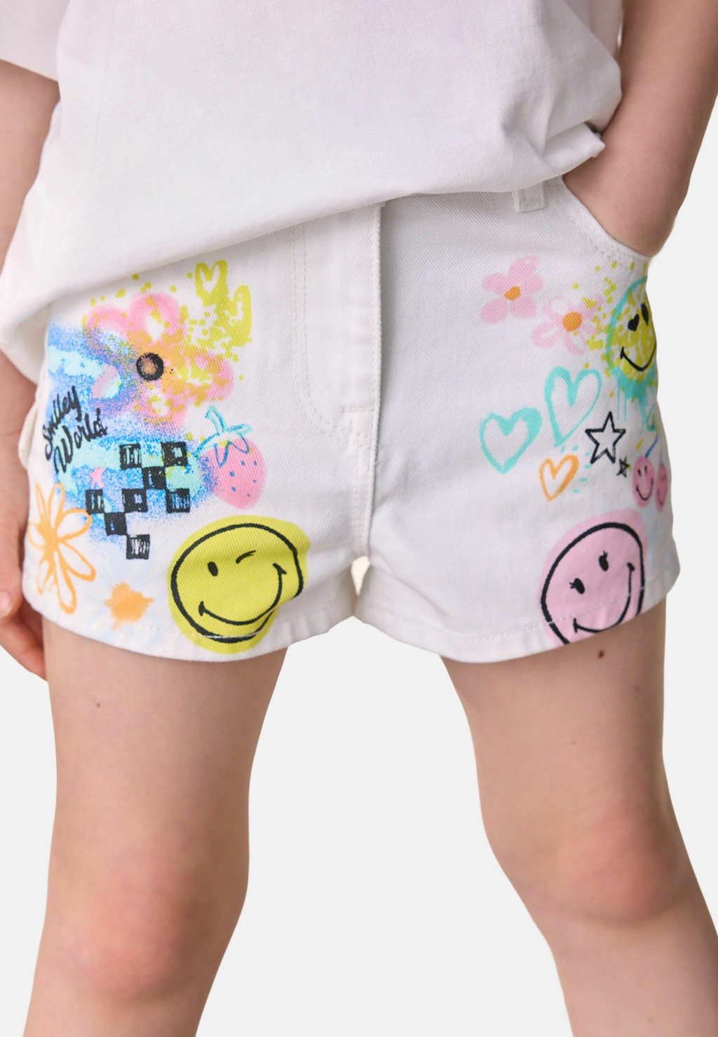 

Джинсовые шорты REGULAR FIT SMILEYWORLD GRAFFITI Next, белый