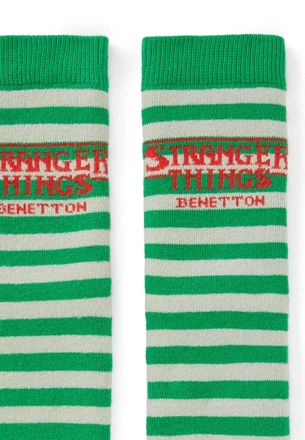 Носки нескользящие Stranger things United Colors Of Benetton, зелёный красный белый — фото 3
