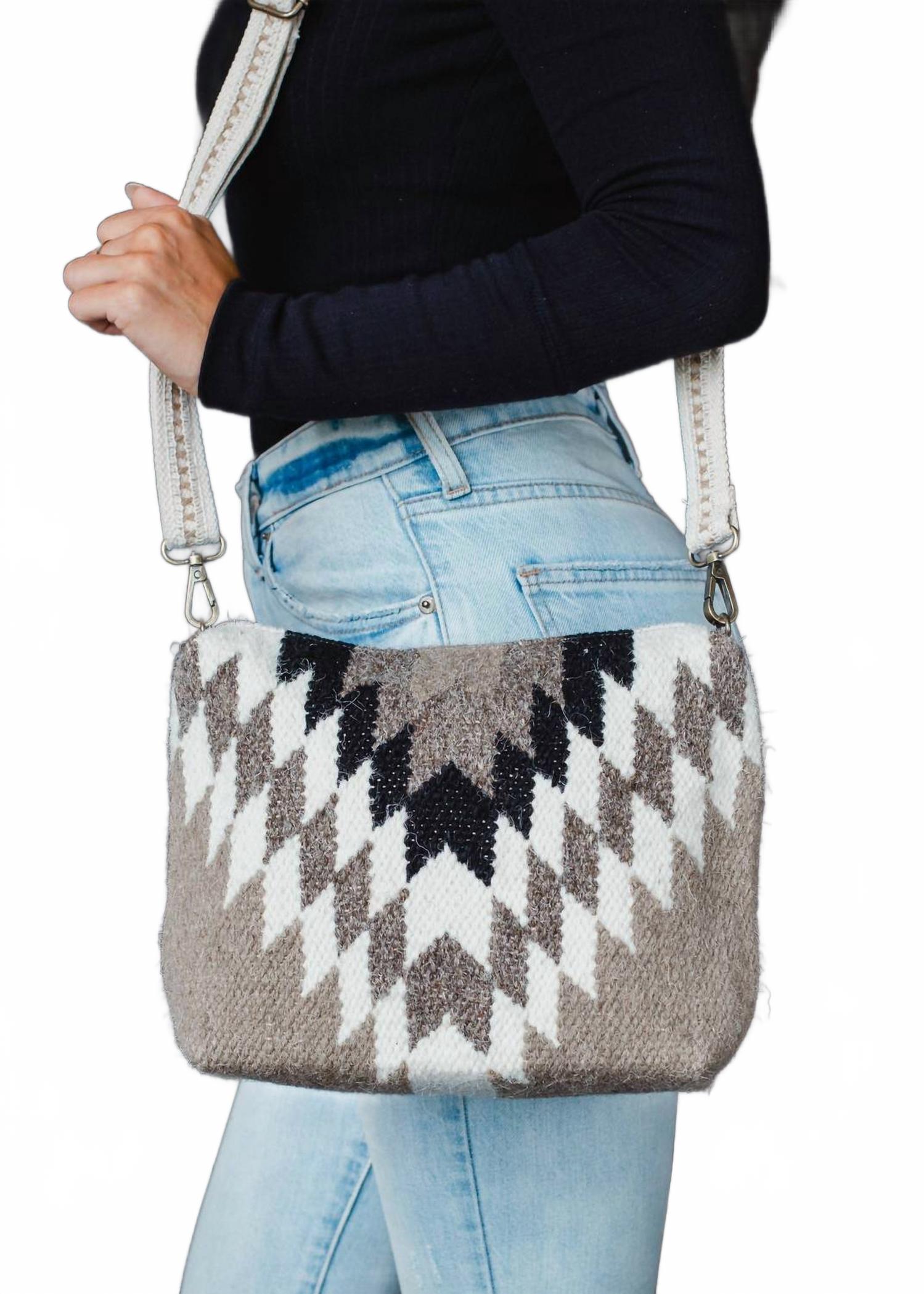 

Женская сумка через плечо Southwestern Aztec в цветах серо-коричневый, кремовый и черный Panache Apparel