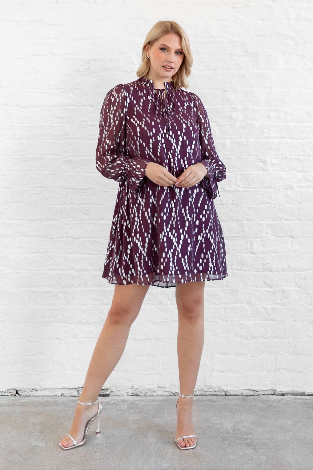 

Платье халат с люрексом и оборкой на шее Lovedrobe, фиолетовый