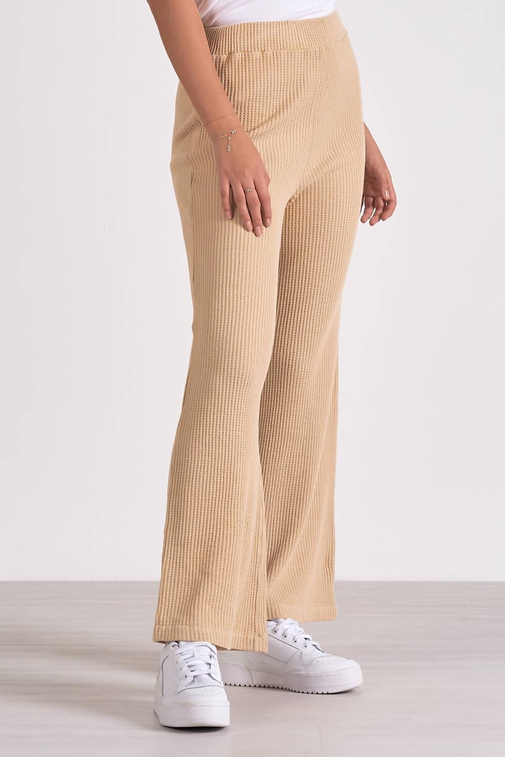 

Расклешенные брюки Waffle Flare Pant с завязками на талии, бежевого цвета ELAN