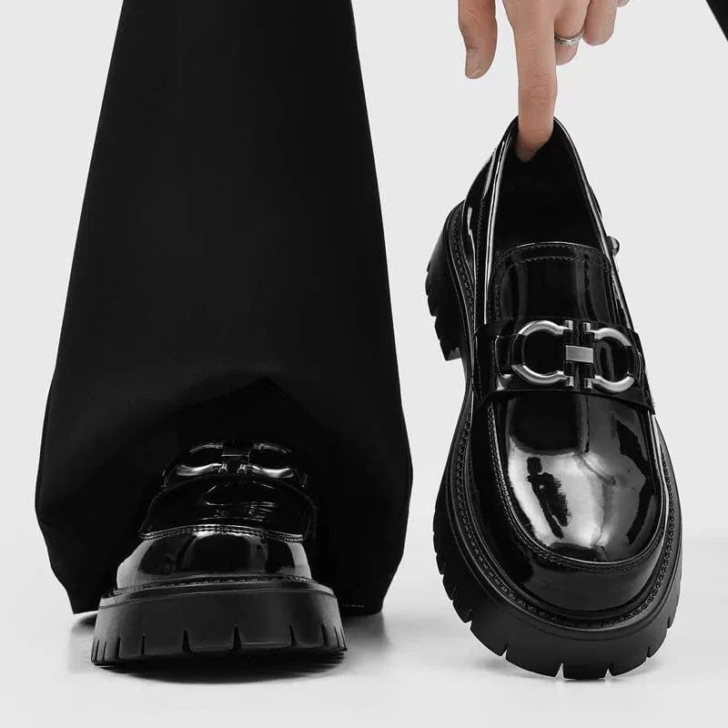 Лоферы кожа лакированная, бренд не указан, модель Men's Heightening Platform Loafers Shiny Patent Leather Chunky Sole Slip-On Shoes with Metal Buckle, цвет лакированная кожа SENLYCH — фото 2