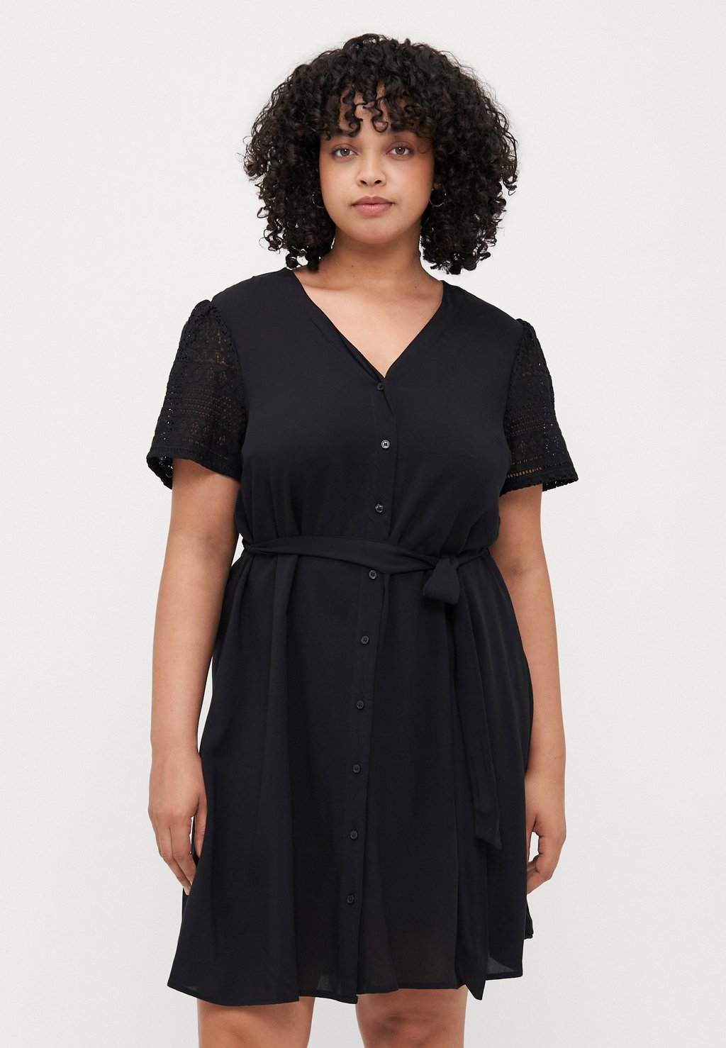 

Платье-рубашка VMCGRACE SHORT SHIRT DRESS Vero Moda Curve, черный