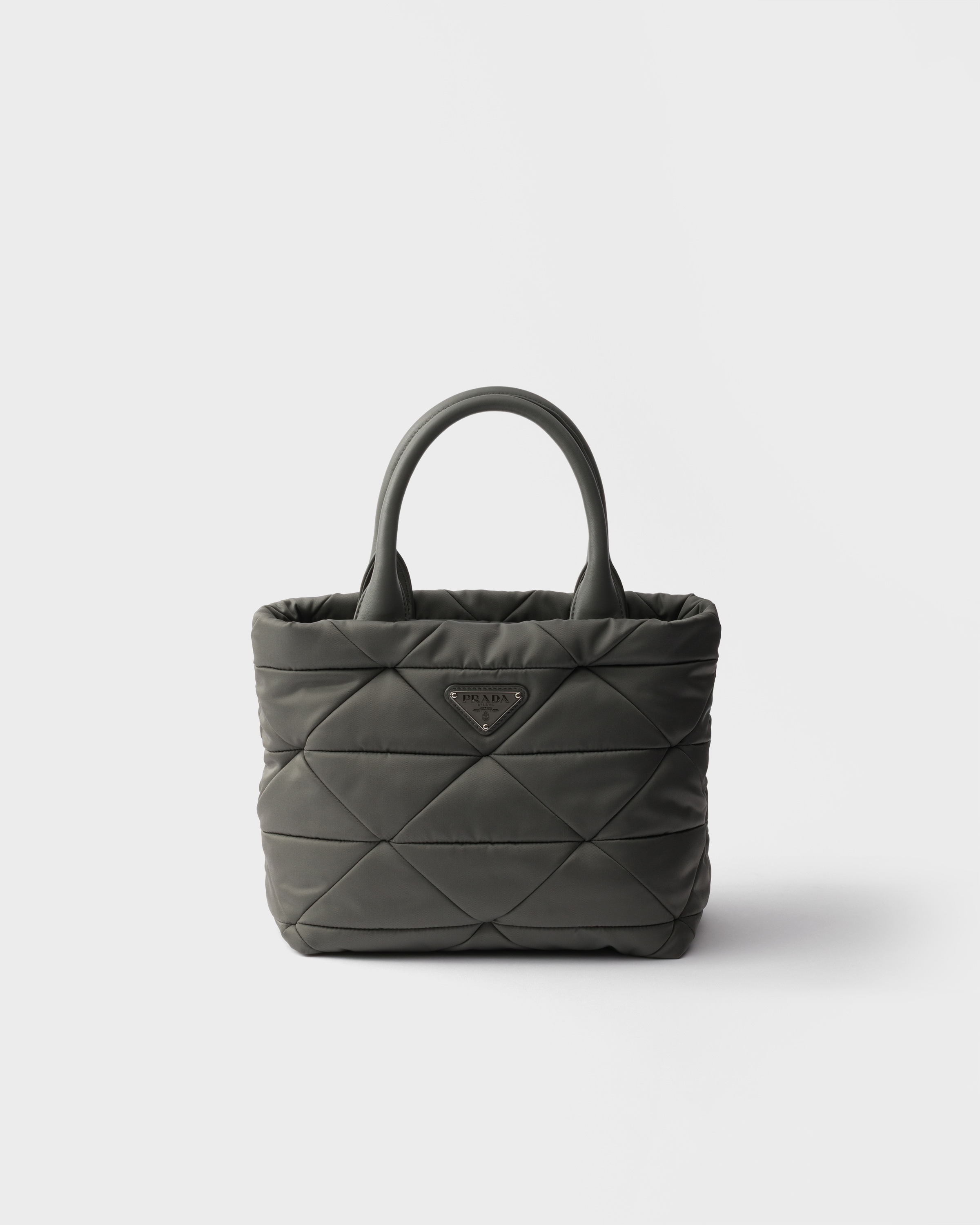 

Маленькая стеганая сумка-тоут из Re-Nylon Prada, серый