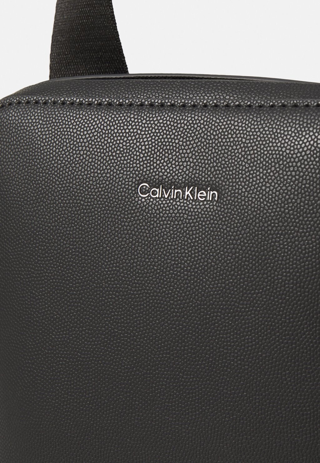 

Сумка через плечо MUST FLATPACK Calvin Klein, черный