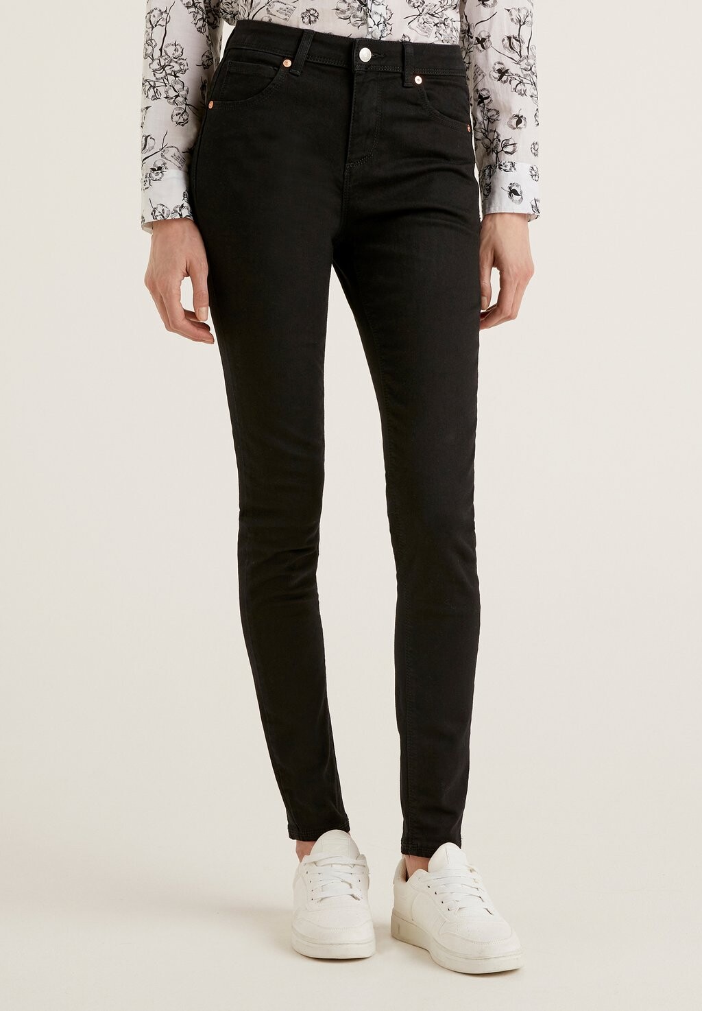 

Джинсы облегающего кроя United Colors of Benetton