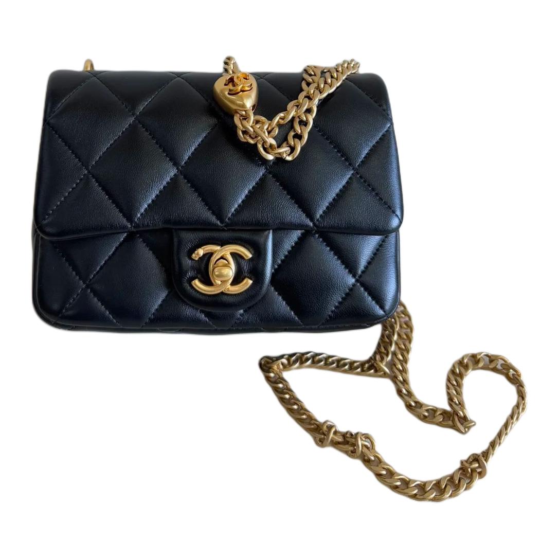 

CHANEL Блестящая кожаная поясная сумка мини женская черная