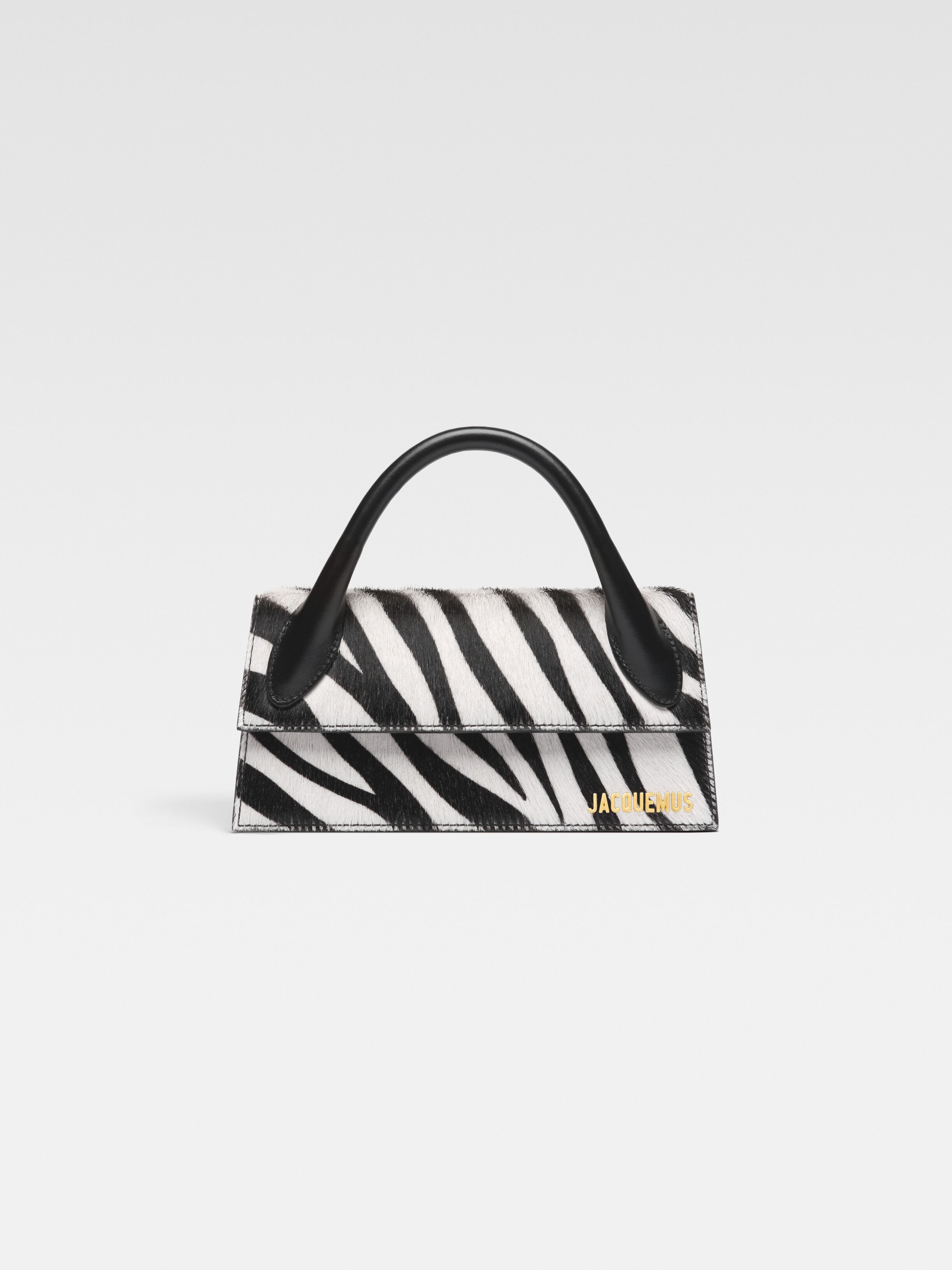 

Удлиненная фирменная сумочка JACQUEMUS The long Chiquito, цвет Black & White Zebra, Белый, Удлиненная фирменная сумочка JACQUEMUS The long Chiquito, цвет Black & White Zebra
