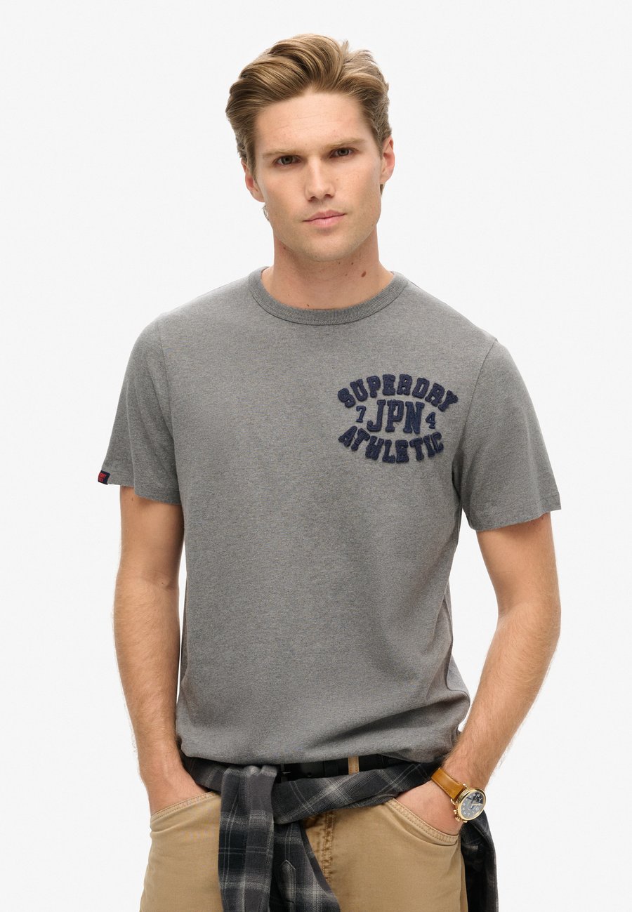 

Футболка Superdry & Co VINTAGE ATHLETIC SHORT SLEEVE, Mid Grey Marl/Dark Grey