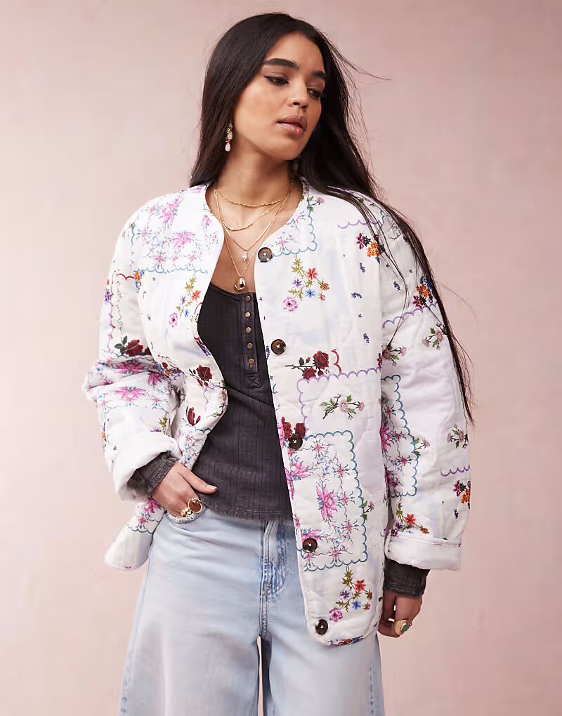 

Стеганая куртка без воротника с подолом в виде дельфина от ASOS DESIGN с принтом в виде платка