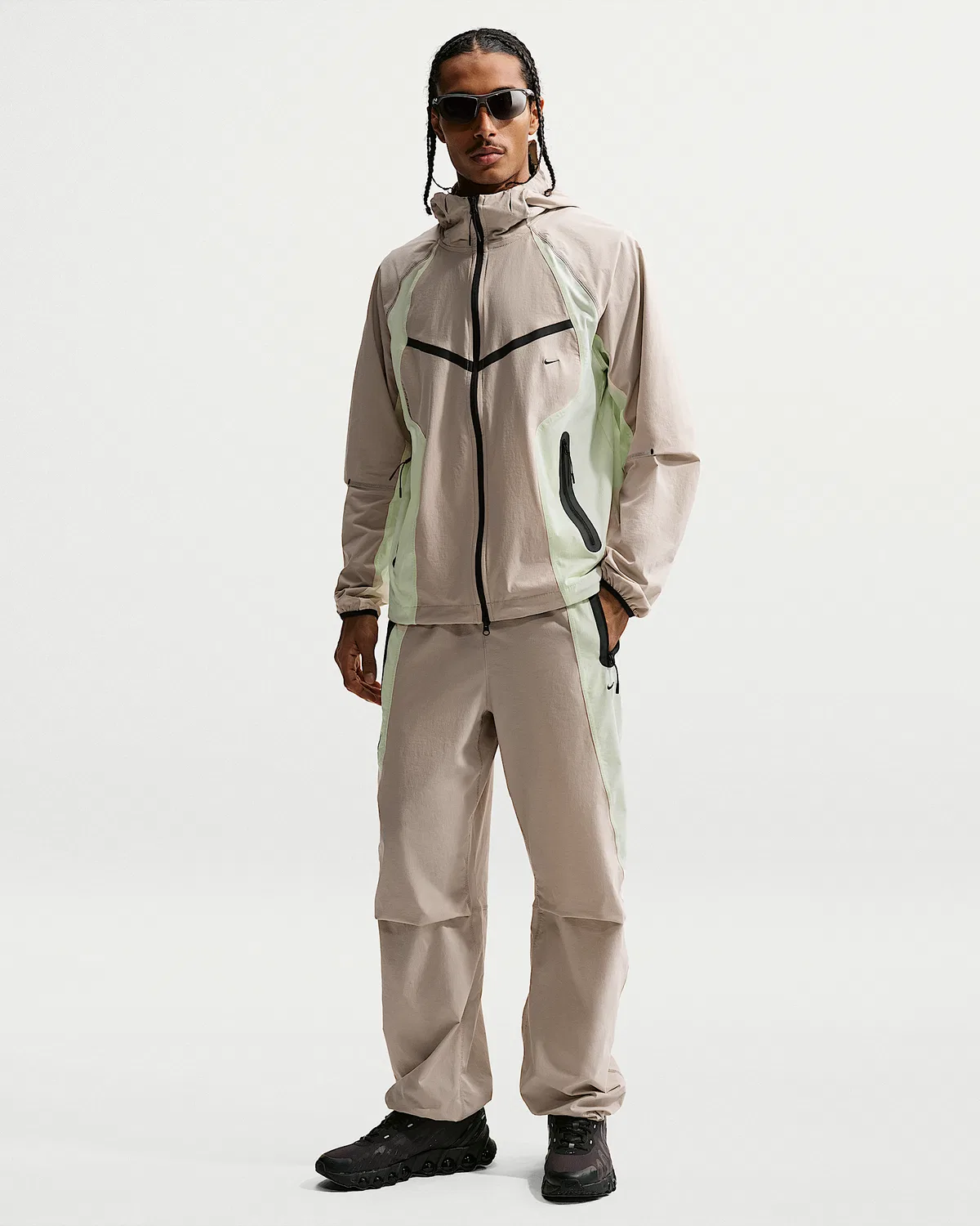 Мужские спортивные штаны Nike Tech Dri-FIT Woven Color-Block, Cream II/Volt Tint/Black