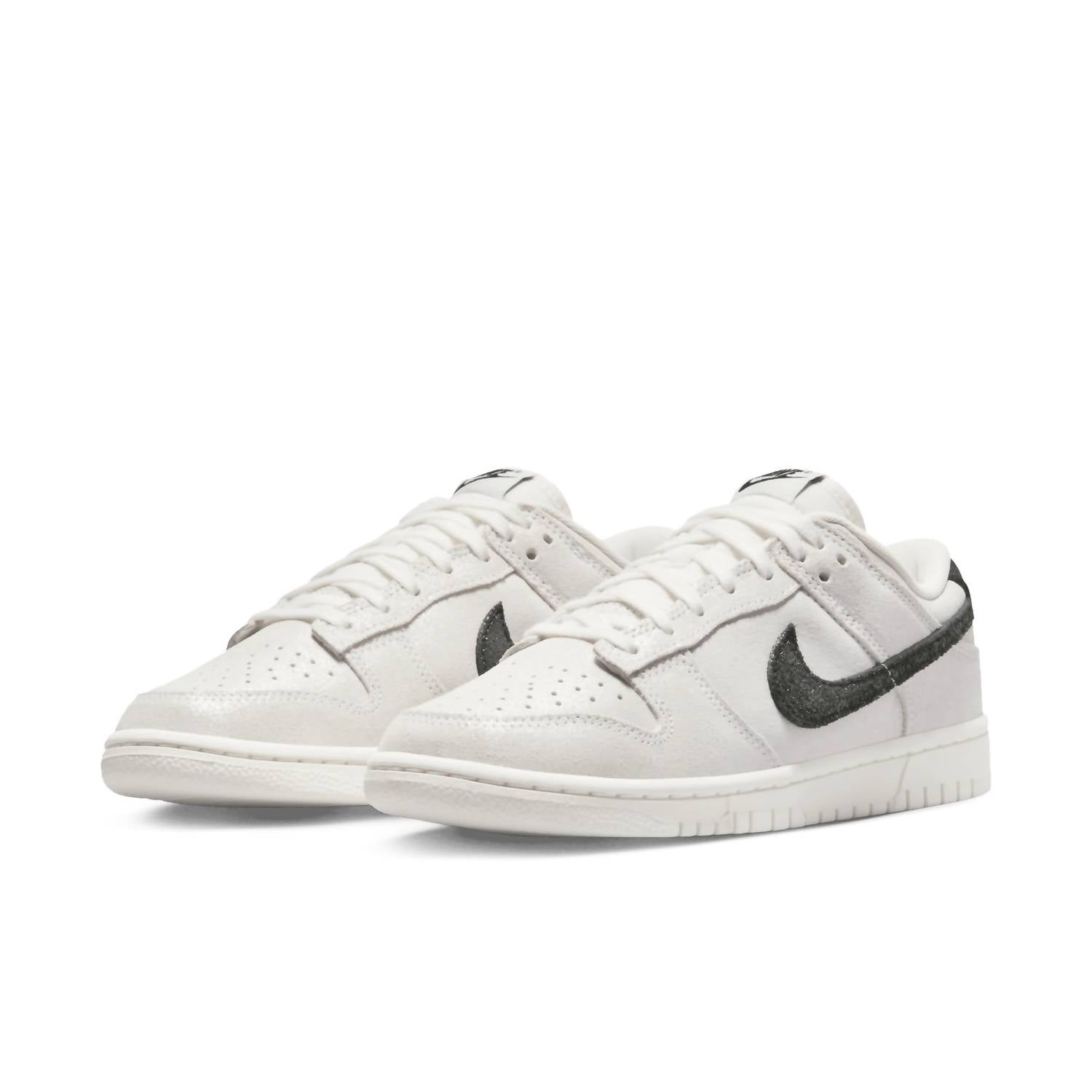 Женские кроссовки Dunk Low Se в бело-черном цвете Nike