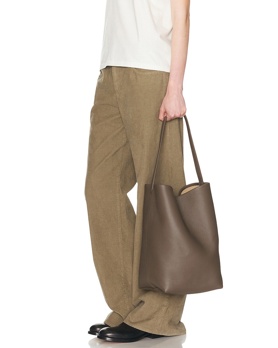 

Большая сумка для зерна N/S Park Tote Lux The Row, цвет Elephant