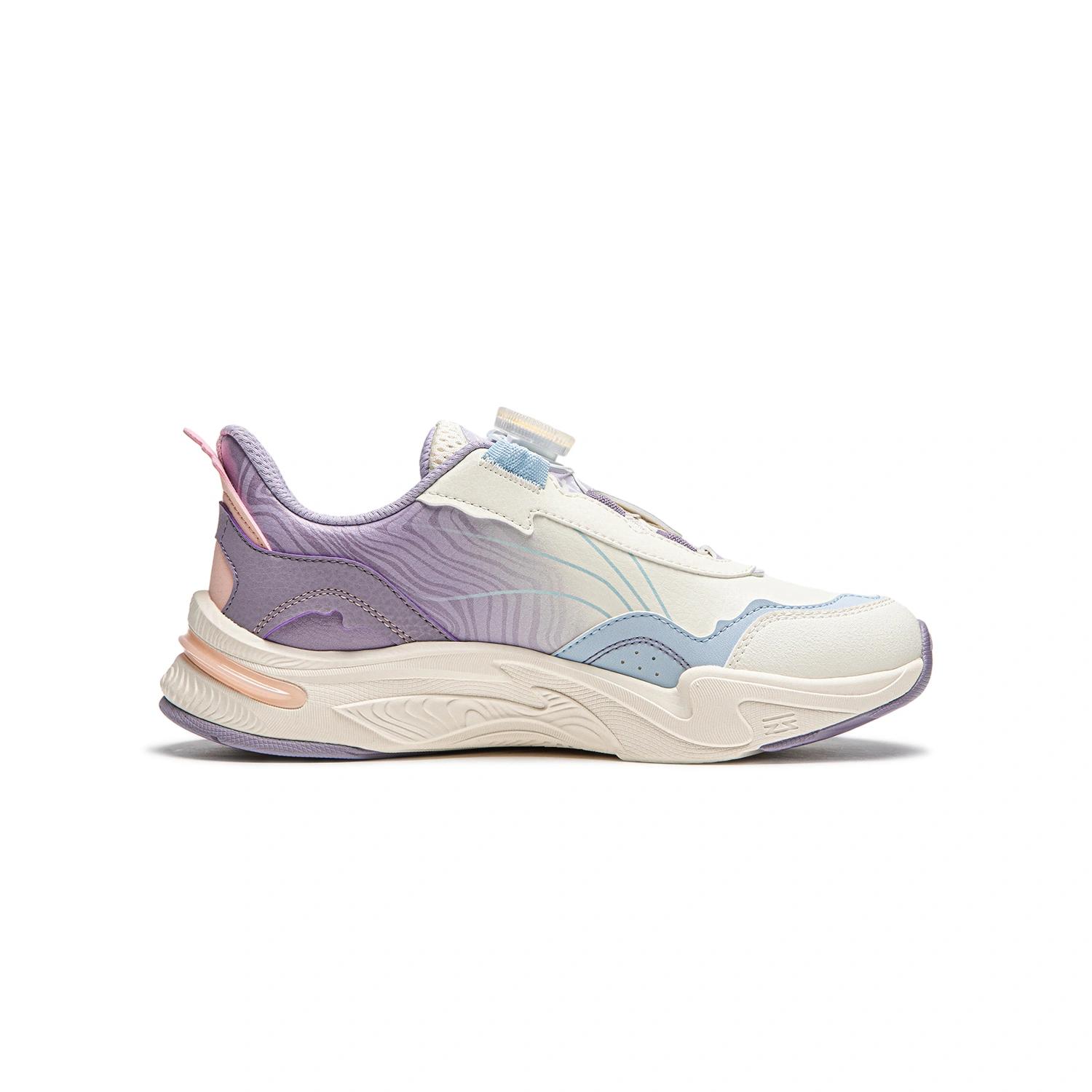 LINING YOUNG Детские кроссовки Cloud River Sports Life Cushioning Rebound Low-Top для повседневной носки в цвете экрю/дымчато-фиолетовый/небесно-голубой — фото 2