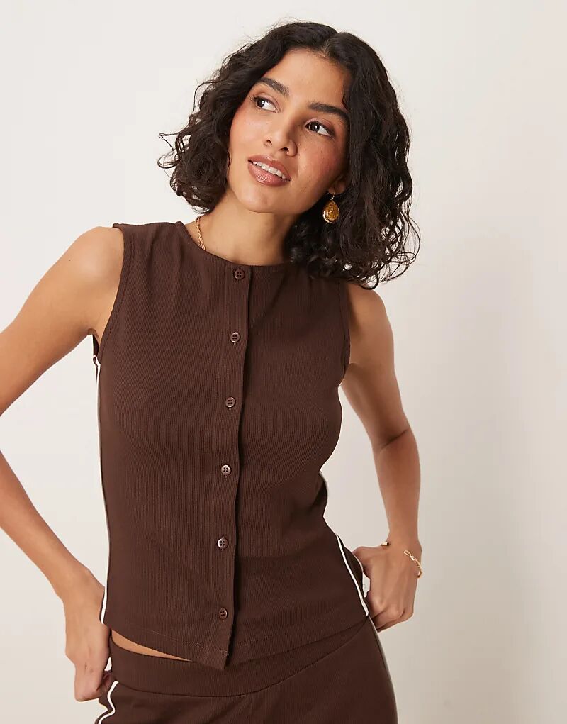 

Топ ASOS DESIGN от Coord с круглым вырезом, застежкой на пуговицы и контрастной окантовкой коричневого цвета