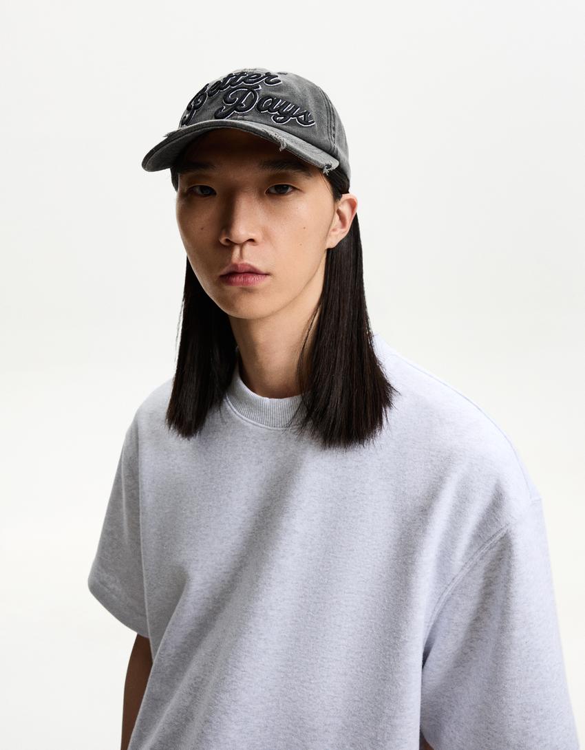 

Вышитая шапка Bershka, серый