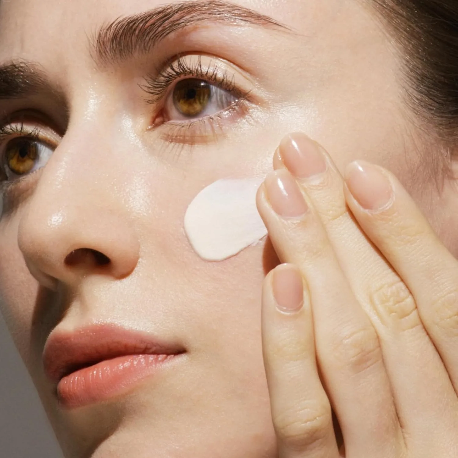 Shiseido Future Solution LX Universal Defense SPF 50 - Антивозрастной увлажняющий солнцезащитный крем для лица - Придает коже сияние и увлажнение - Нежирный и некомедогенный - 50 мл — фото 4