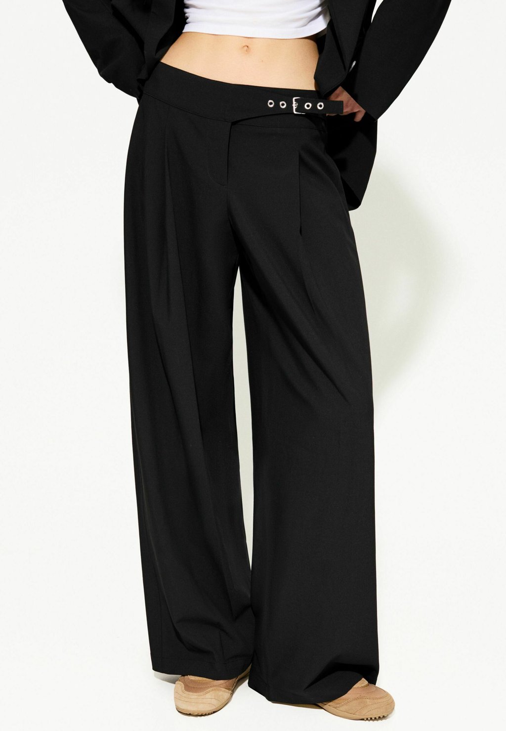 

Брюки DARTED WITH BUCKLE Bershka, черный