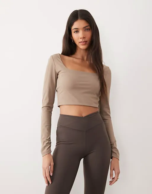 

Мягкий топ для йоги со сборками Gina Tricot коричневого цвета мокко, Коричневый, Мягкий топ для йоги со сборками Gina Tricot коричневого цвета мокко
