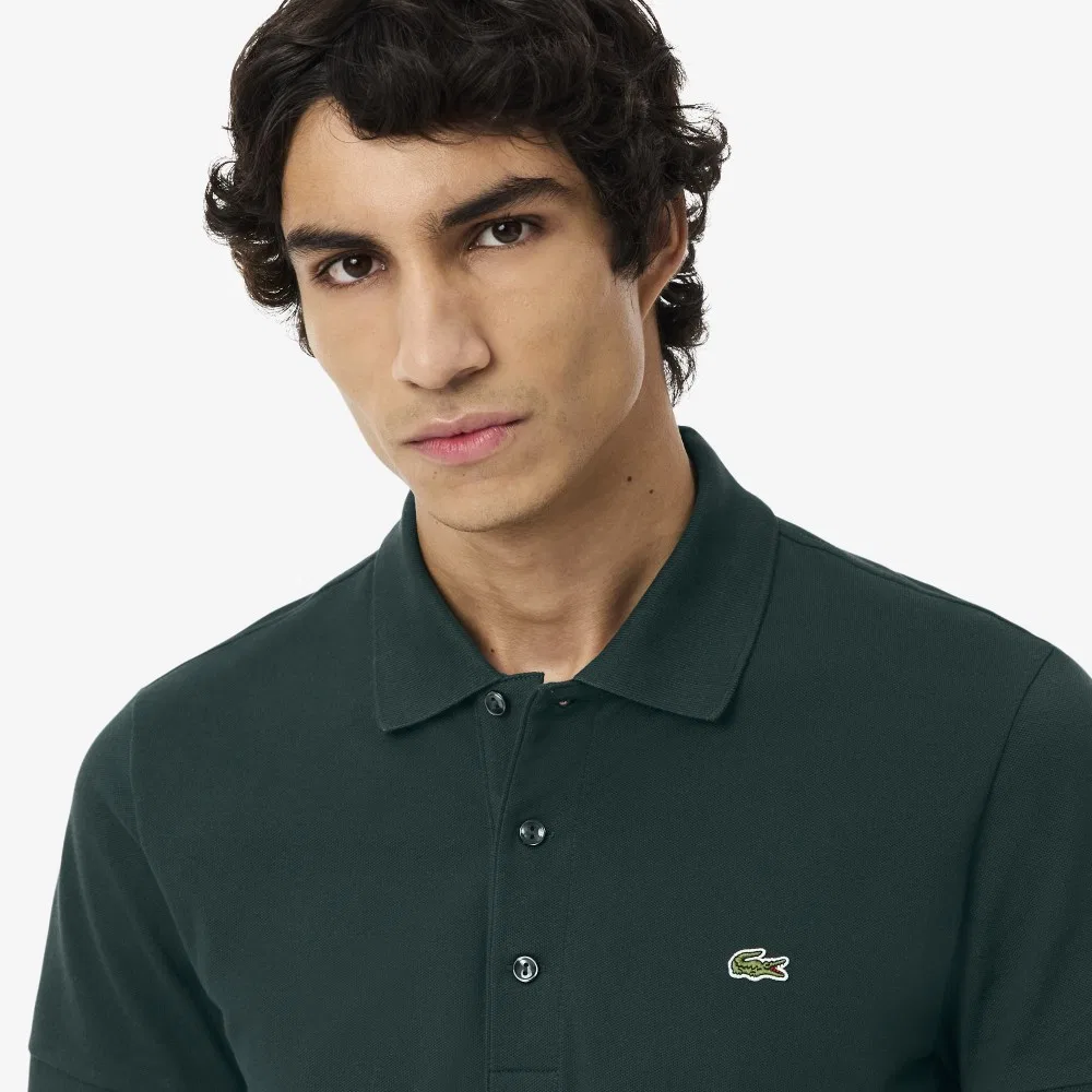 Мужская облегающая футболка-поло с коротким рукавом тёмно-зелёная от Lacoste — фото 2