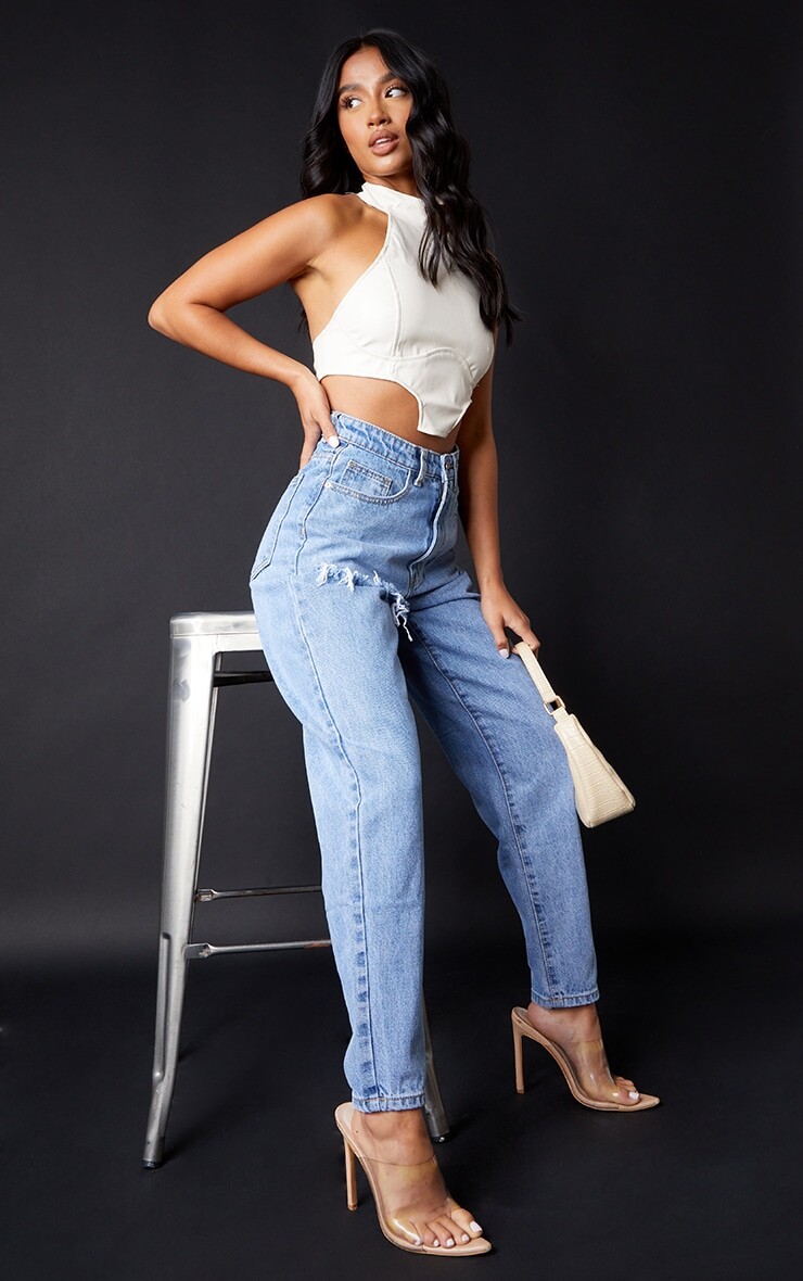 

PrettyLittleThing Petite Голубые рваные джинсы до бедра с рваными краями