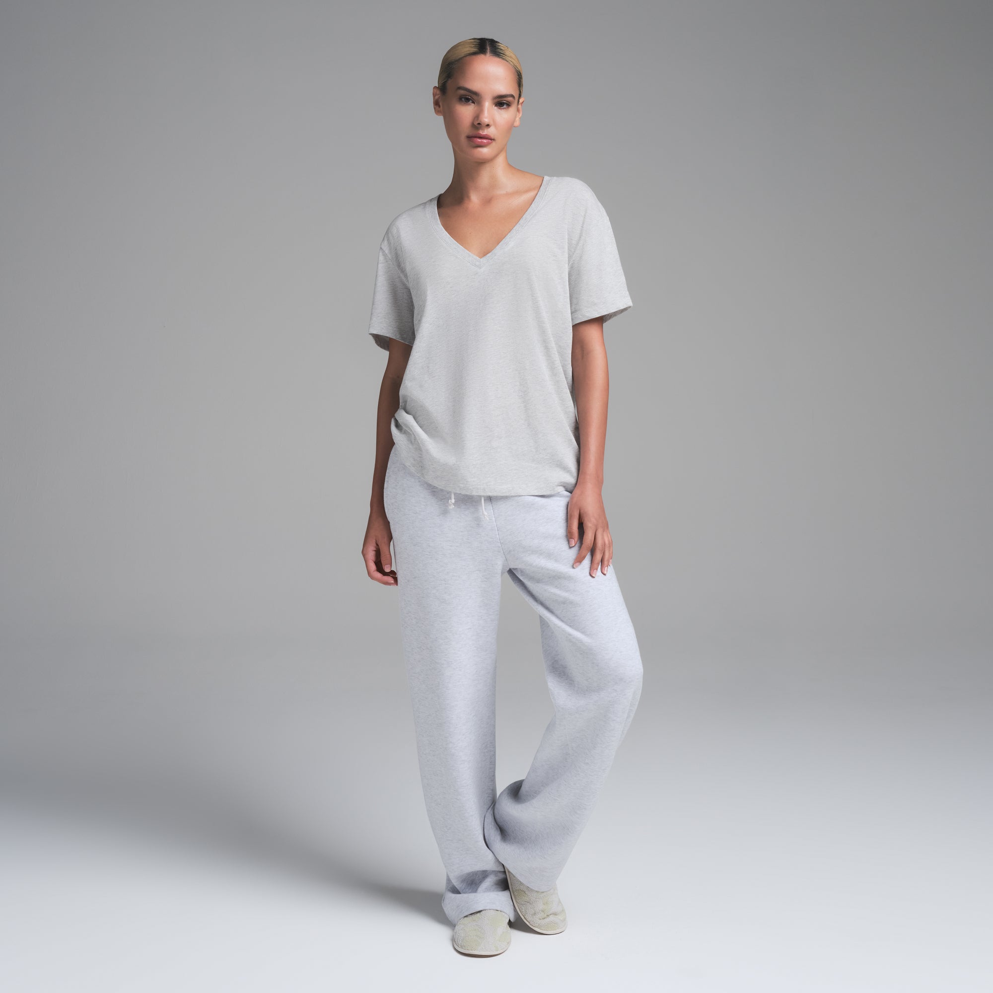 

Футболка с V-образным вырезом SKIMS, цвет light heather grey