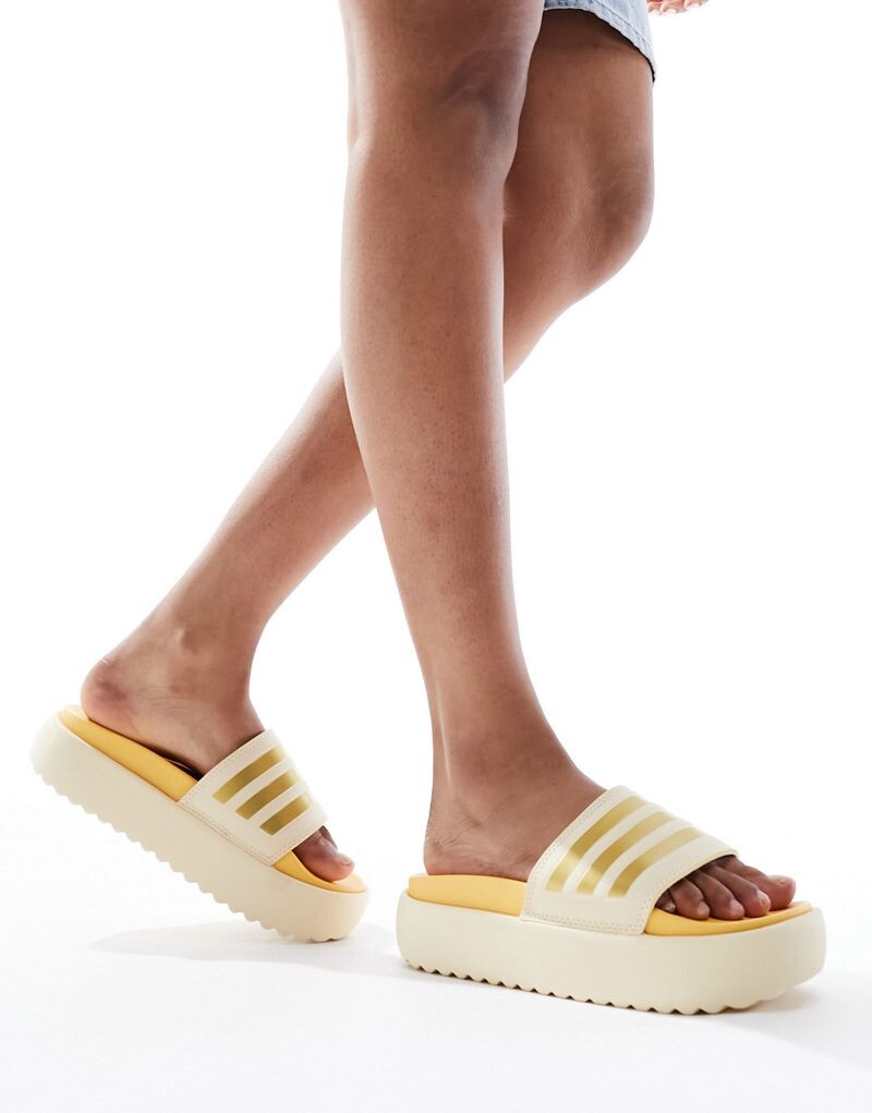 

Adidas Training – Adilette – шлепанцы на платформе песочного и золотого цвета adidas