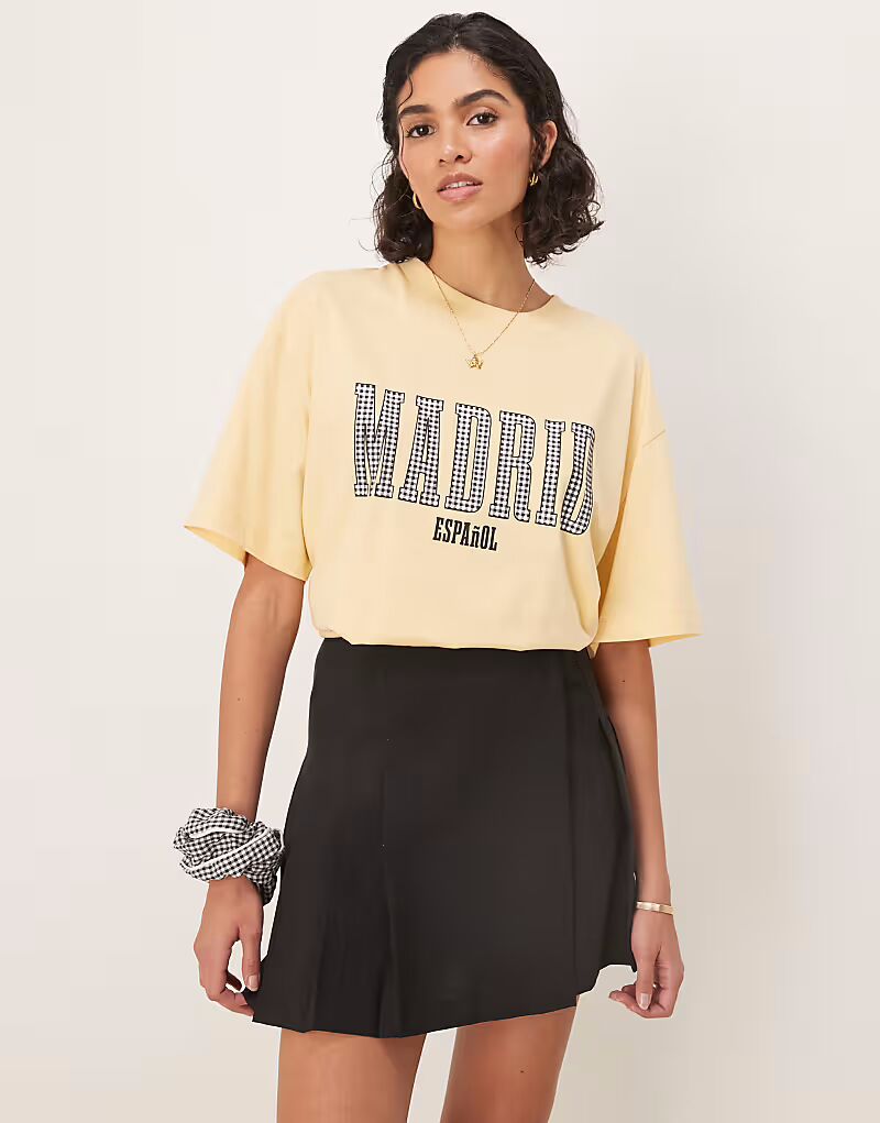 

Футболка ASOS DESIGN oversize с принтом Мадрида в черную клетку желтого цвета