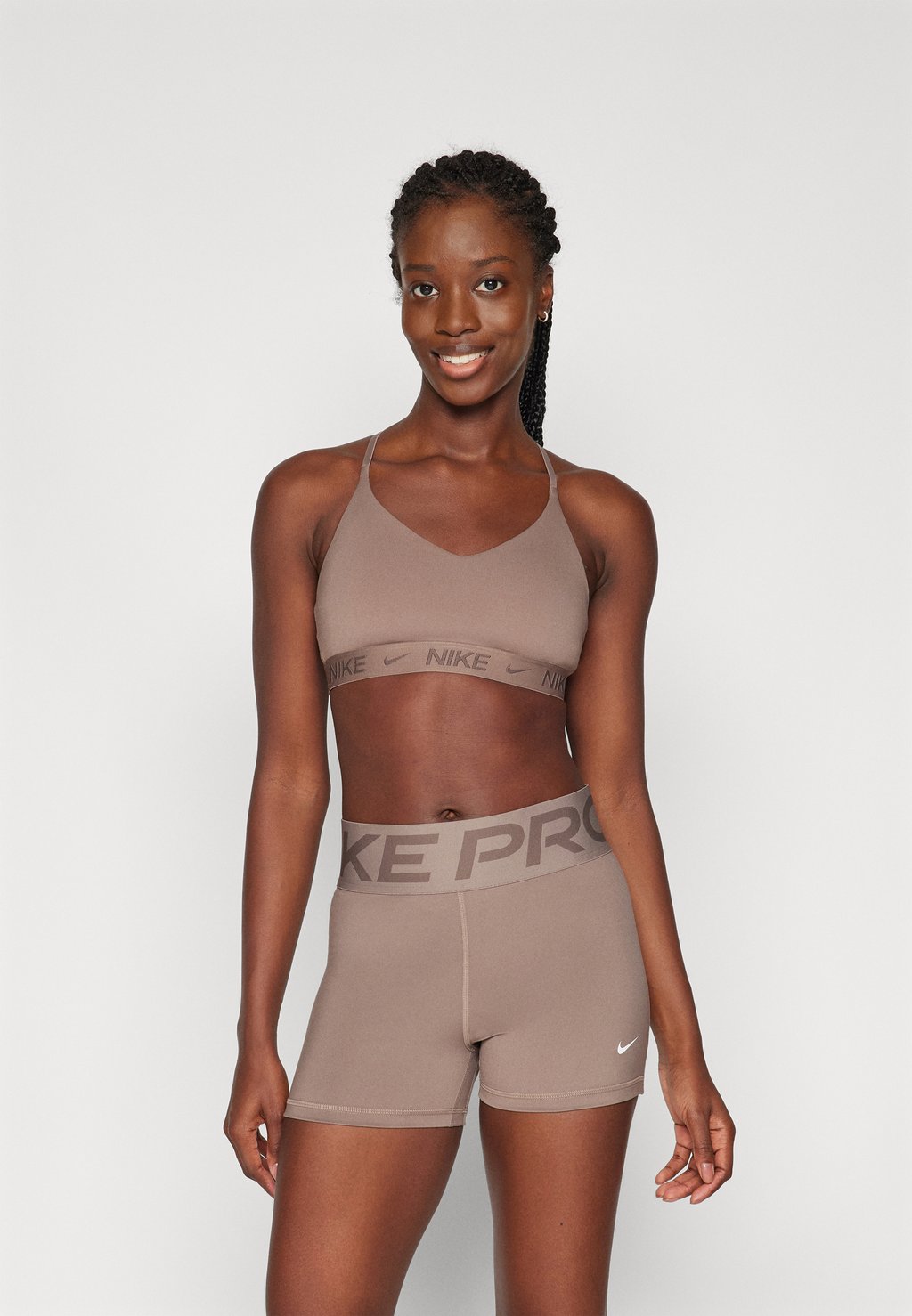 

Спортивный бюстгальтер легкой поддержки INDY BRA Nike Performance, коричневый