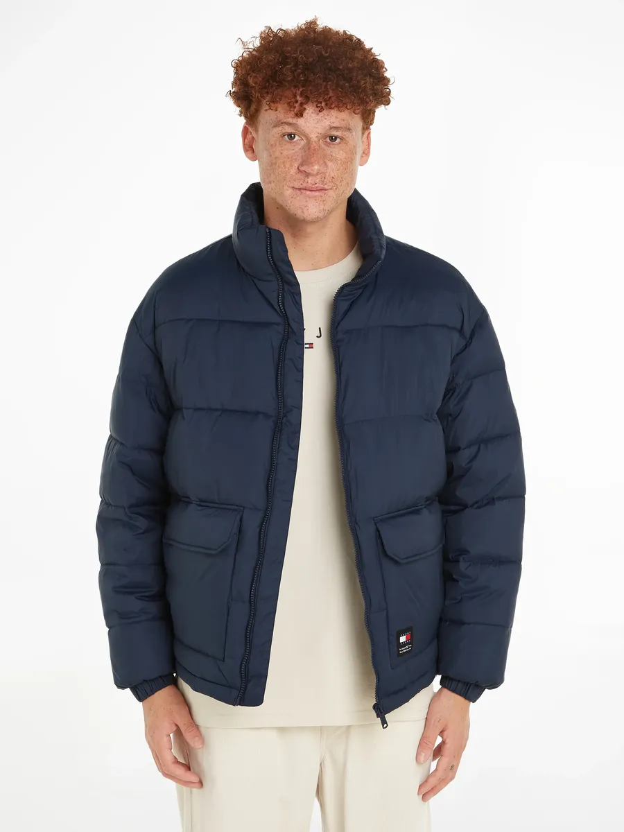 

Стеганая куртка Tommy Jeans "TJM BACK LOGO PUFFER", с высоким воротником-стойкой, синий