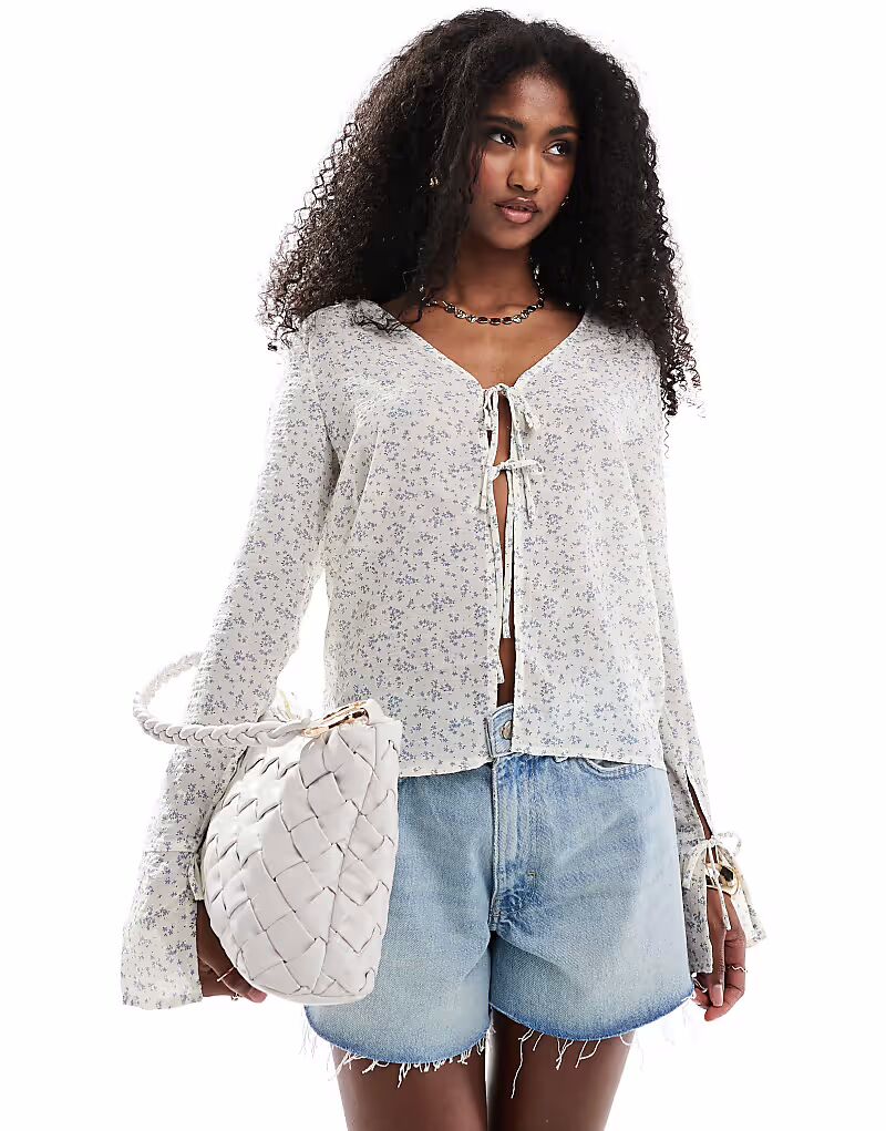 

Блузка с завязкой спереди и мелким принтом в оттенке белого цвета Brave Soul