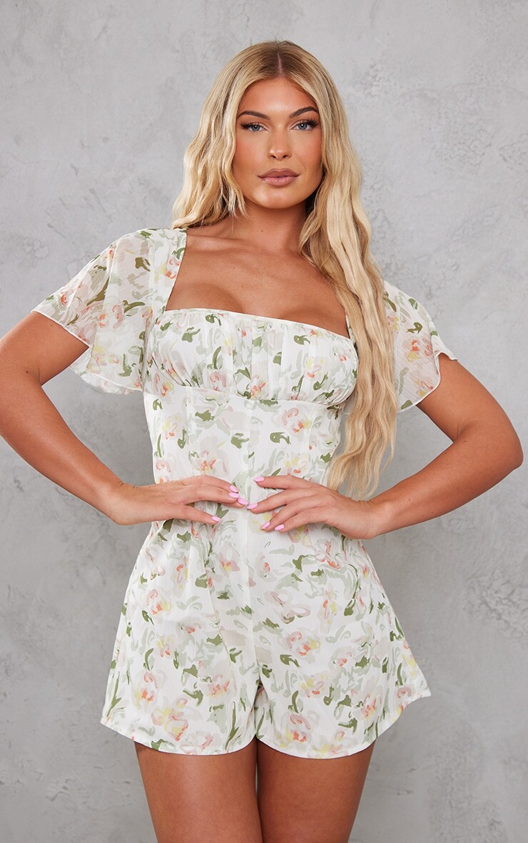 

PrettyLittleThing Шифоновый комбинезон с разноцветным цветочным принтом и рюшами и бюстом