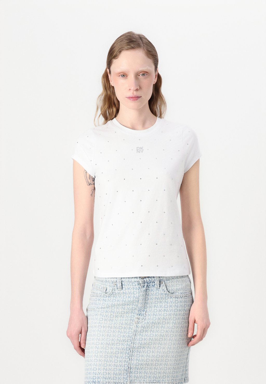 

Футболка с принтом RHINESTONES CREW NECK CAP SLEEVE FITTED TEE DKNY, белый