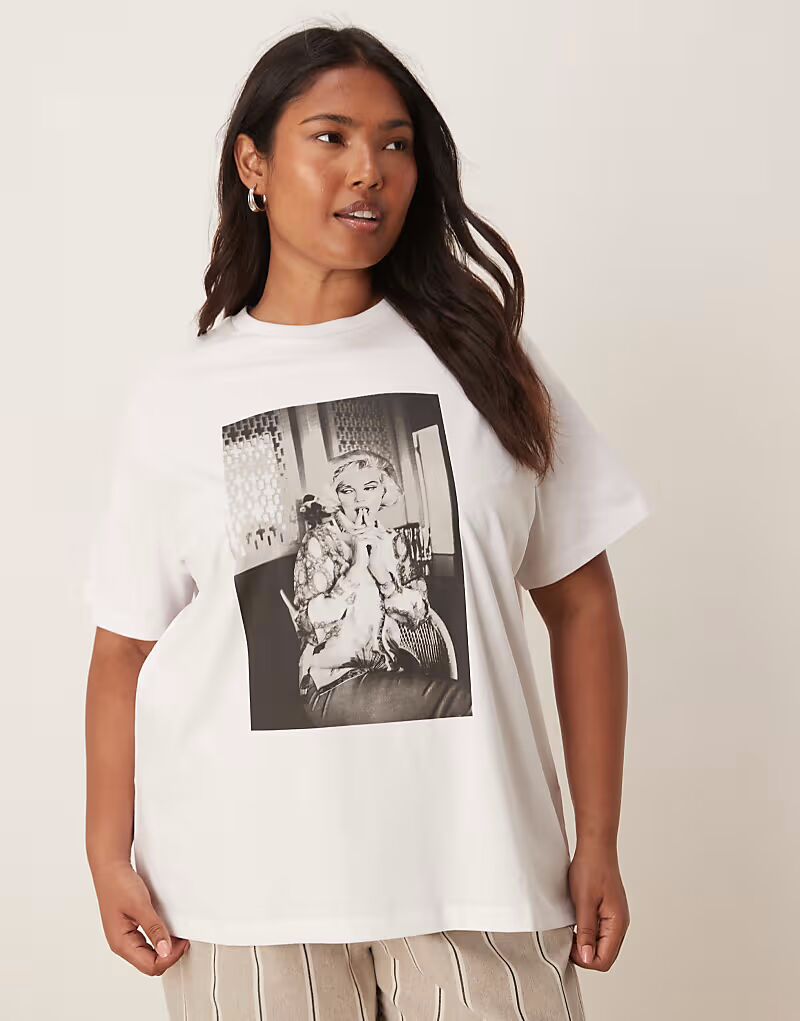 

Футболка ASOS DESIGN Curve прямого кроя с логотипом Мэрилин Монро белого цвета ASOS Curve