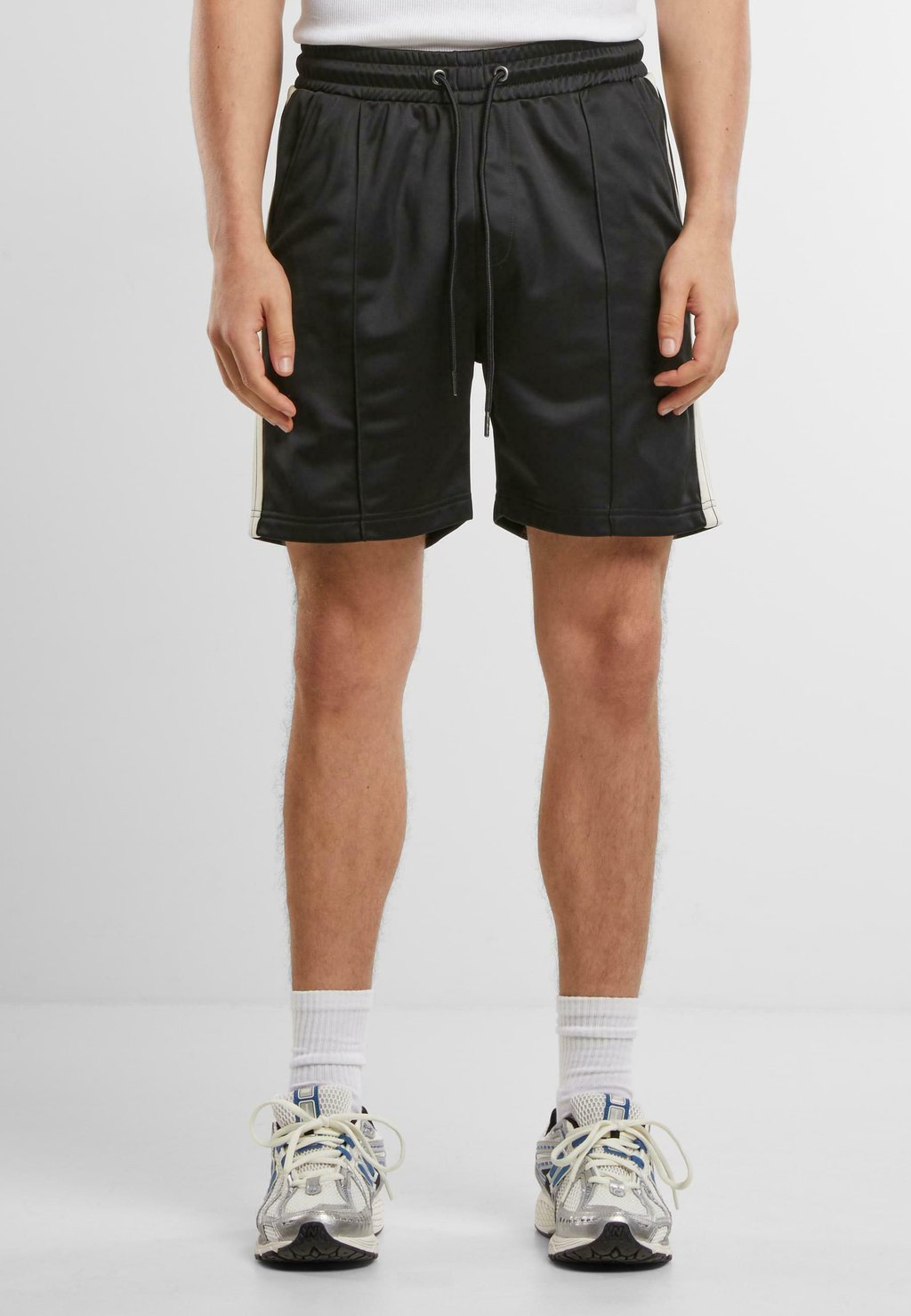 

Брюки TENNIS CORE SHORTS Urban Classics, черный